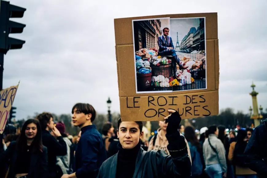 Furia declanșată de reforma pensiilor în Franța pune guvernarea Macron într-un pericol existențial. Urmează zile critice