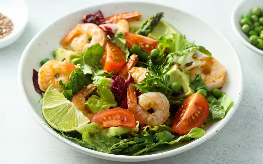 Masă sănătoasă cu sparanghel și creveți