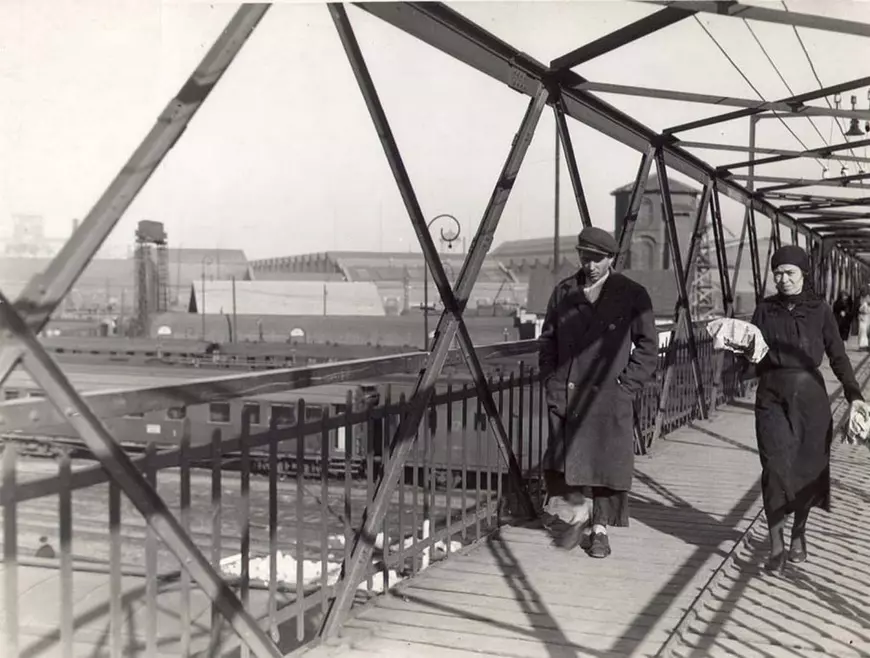 Mâncată de rugină, pasarela ce leagă cartierele Giulești și Grivița este folosită zilnic de mii de persoane: „Ți-e frică să urci pe ea, dar e utilă”