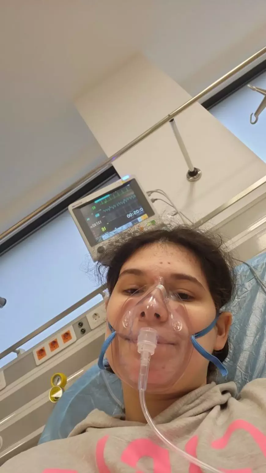 Patru tinere care au închiriat un apartament de pe Booking de la soția unui consilier local PNL din Brașov au ajuns la un pas de moarte la spital. Gazda fusese avertizată de problemele din casă