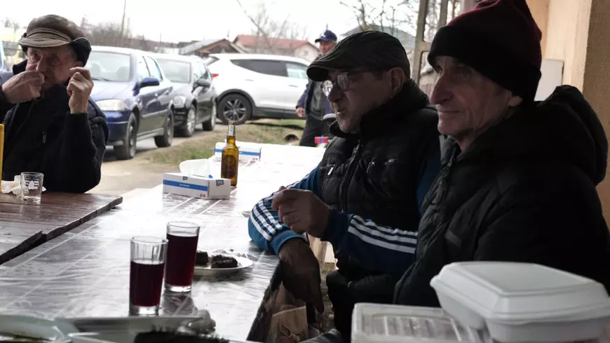 REPORTAJ. Fericirea „pe caiet”. „Ca la țară, tataie. Aici nu e Capitala”. Sute de mici, bere multă și fotbal de plăcere, în comunele de dincolo de București