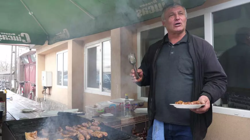 REPORTAJ. Fericirea „pe caiet”. „Ca la țară, tataie. Aici nu e Capitala”. Sute de mici, bere multă și fotbal de plăcere, în comunele de dincolo de București