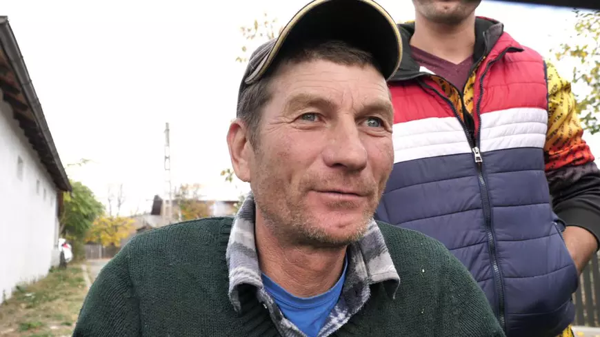 REPORTAJ. Fericirea „pe caiet”. „Ca la țară, tataie. Aici nu e Capitala”. Sute de mici, bere multă și fotbal de plăcere, în comunele de dincolo de București