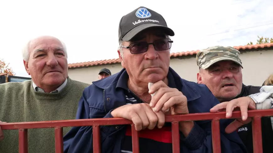 REPORTAJ. Fericirea „pe caiet”. „Ca la țară, tataie. Aici nu e Capitala”. Sute de mici, bere multă și fotbal de plăcere, în comunele de dincolo de București