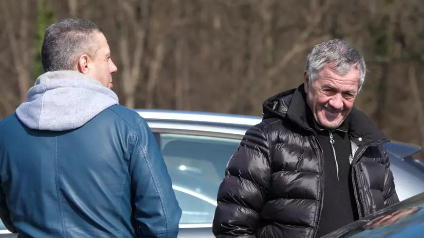 REPORTAJ. Fericirea „pe caiet”. „Ca la țară, tataie. Aici nu e Capitala”. Sute de mici, bere multă și fotbal de plăcere, în comunele de dincolo de București