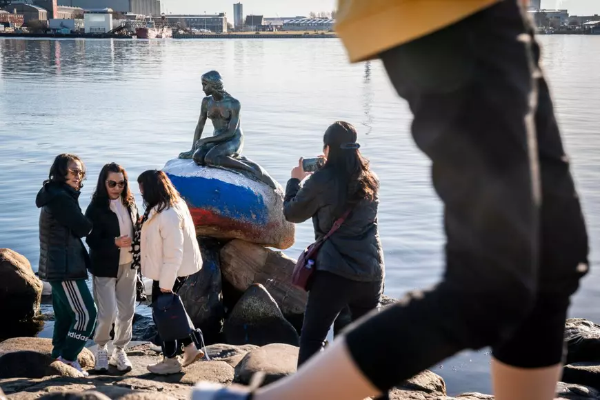 Statuia Micii Sirene din Copenhaga, vandalizată. Monumentul a fost vopsit în culorile drapelului Rusiei
