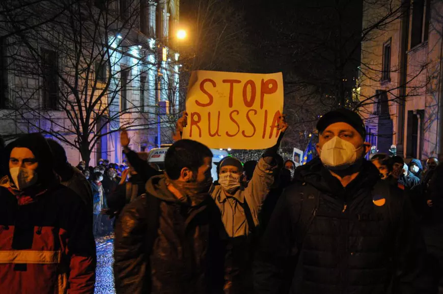 Georgienii au ieșit în stradă din cauza unei legi putiniste?