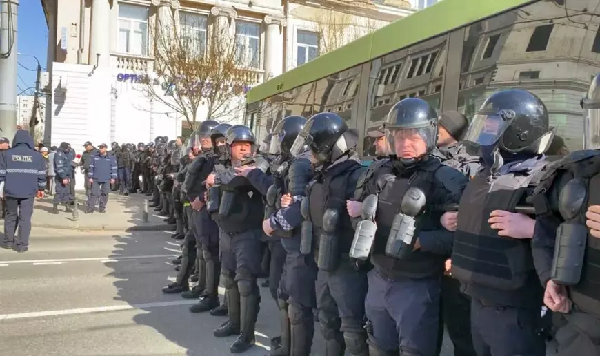 54 de manifestanți, dintre care 21 minori, au fost reținuți în timpul protestului organizat duminică la Chișinău de partidul prorus Șor