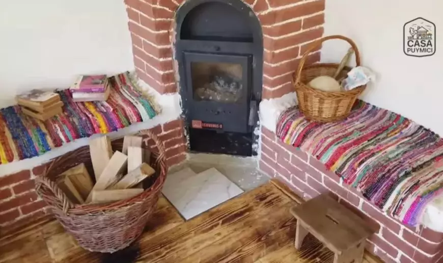 Cum arată casa de la țară a lui Puya. Este din lut și cu numeroase motive tradiționale: „Lumea ar veni cu un buldozer și ar lua tot să ducă la gunoi”