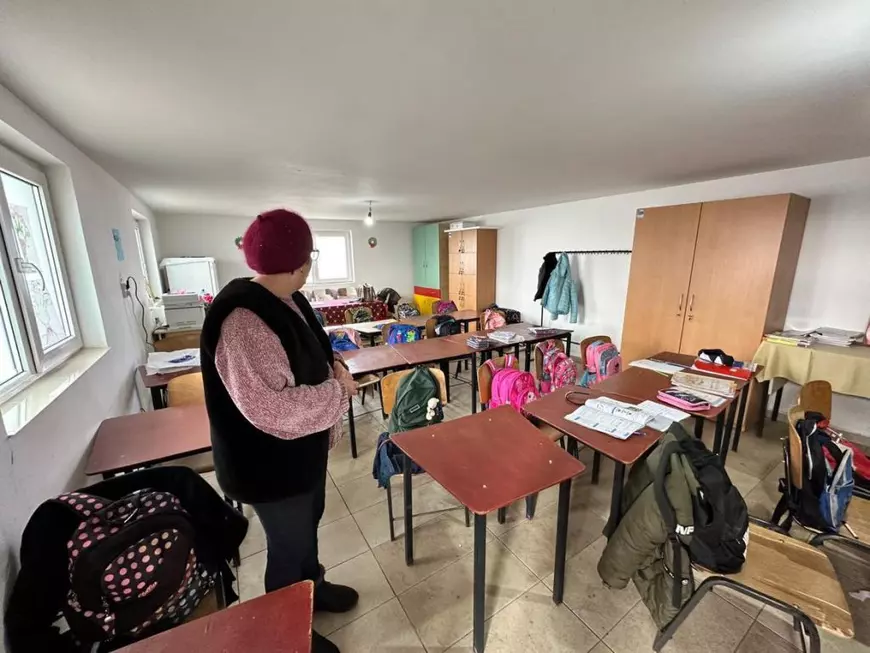 Într-un sat din Vaslui, elevii învață în cimitir, în sala de pomeni. Părinții au protestat când au aflat că autoritățile vor să-i mute de acolo