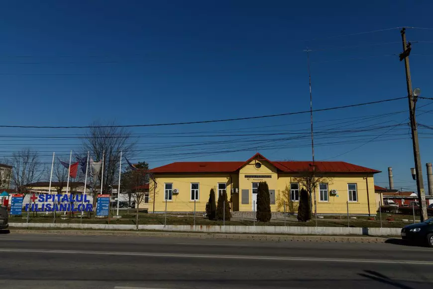 Imagini dintr-un oraș din Dolj: cum arată clădirile publice - spitalul și judecătoria - în comparație cu cazinoul, care este lipit de liceu