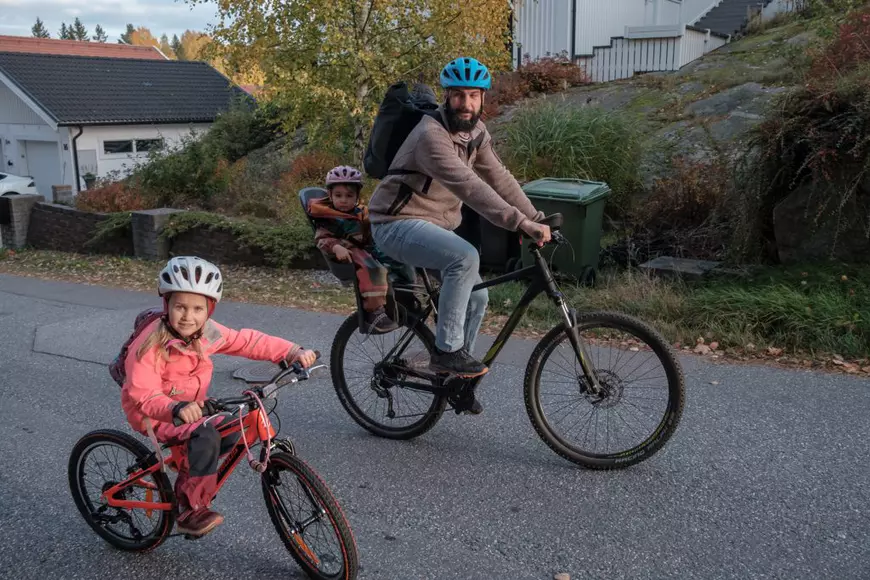 O familie de cercetători români, despre viața în Suedia: „O profesoară m-a rugat să o ajut cu documentarea. Mi-a spus că-mi dă 1.000 de euro pe lună. Am simțit cum cad de pe scaun." În România, studenții fac asta gratis pentru profesori