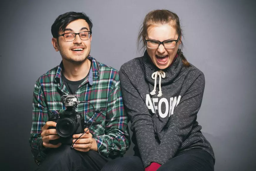 EXCLUSIV. Viața nouă a unei femei blânde care acum luptă în Ucraina și filmează un documentar. Când a văzut copii dezmembrați și jucării acoperite de sânge, s-a oferit voluntar în Garda Națională