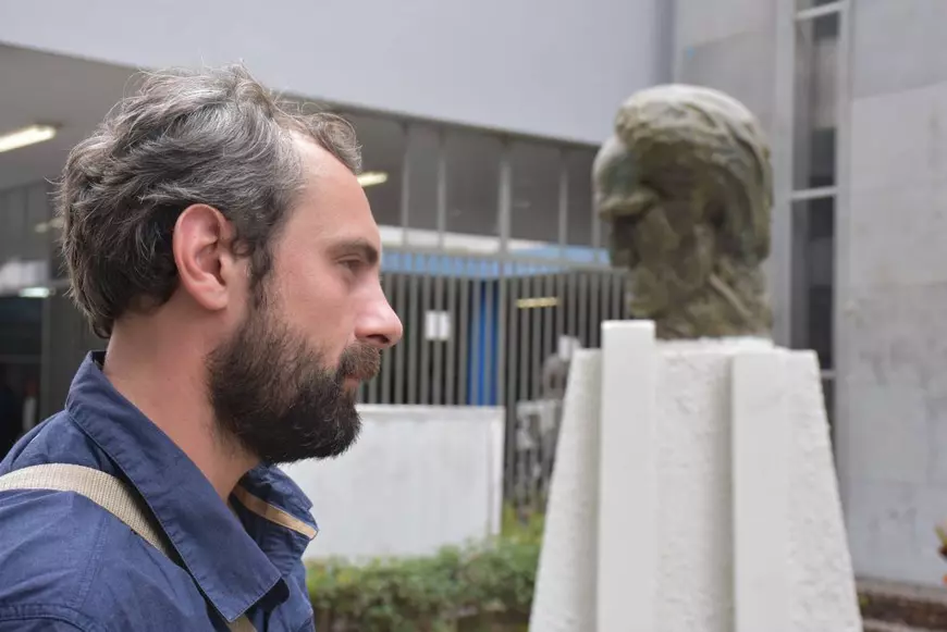 INTERVIU „Săptămânal curgea sânge. Nu puteai ocoli lumea asta”. Viața unuia dintre importanții scriitori români de astăzi în România anilor ’90