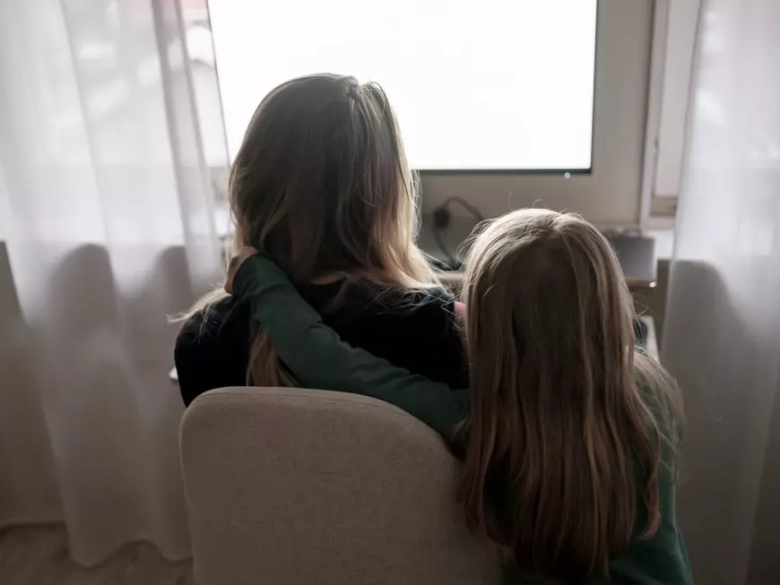 O familie de cercetători români, despre viața în Suedia: „O profesoară m-a rugat să o ajut cu documentarea. Mi-a spus că-mi dă 1.000 de euro pe lună. Am simțit cum cad de pe scaun." În România, studenții fac asta gratis pentru profesori