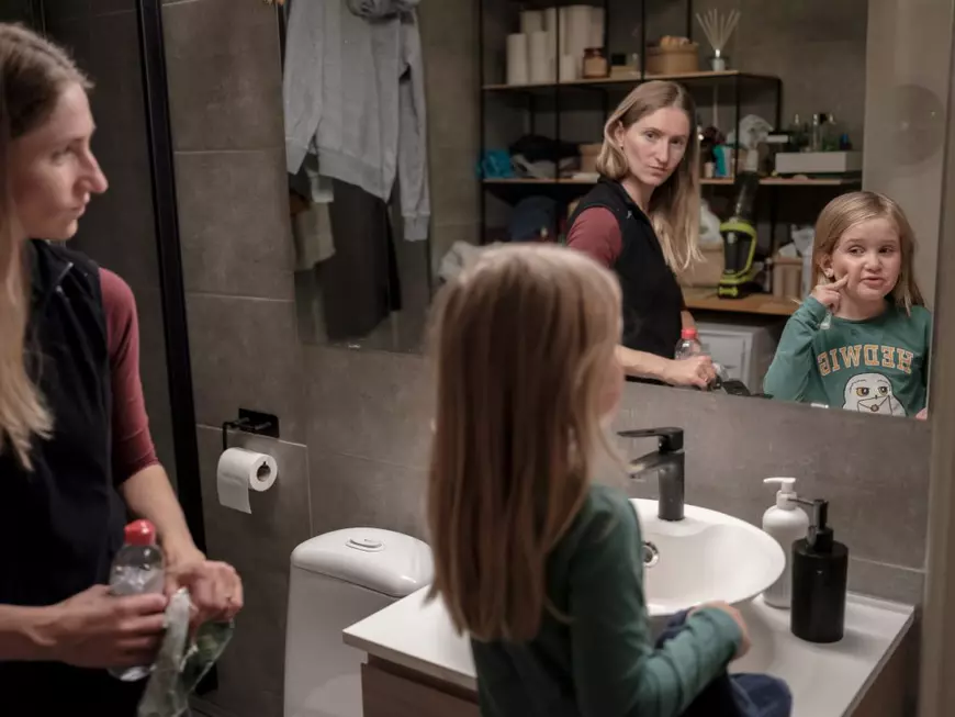 O familie de cercetători români, despre viața în Suedia: „O profesoară m-a rugat să o ajut cu documentarea. Mi-a spus că-mi dă 1.000 de euro pe lună. Am simțit cum cad de pe scaun." În România, studenții fac asta gratis pentru profesori