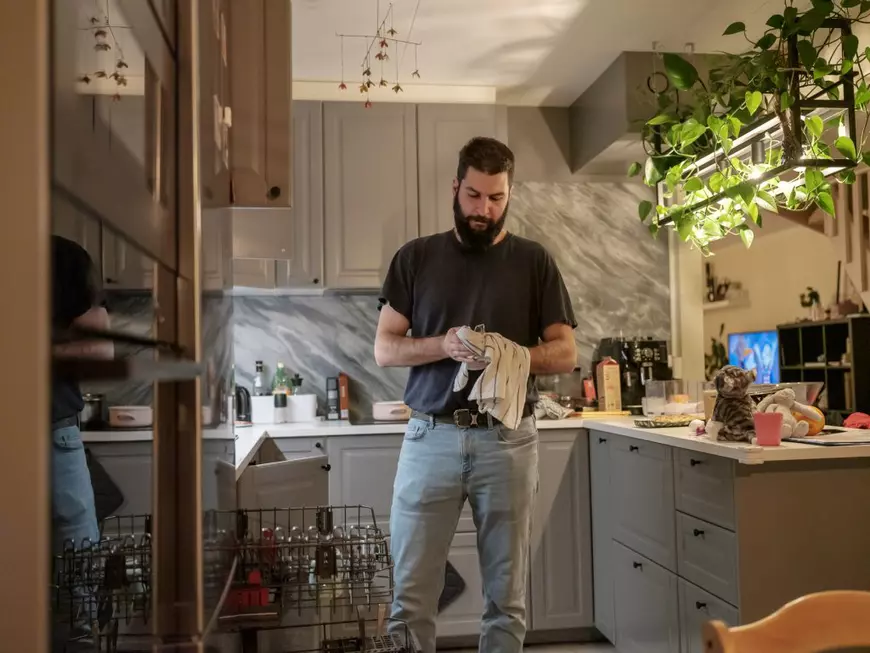 O familie de cercetători români, despre viața în Suedia: „O profesoară m-a rugat să o ajut cu documentarea. Mi-a spus că-mi dă 1.000 de euro pe lună. Am simțit cum cad de pe scaun." În România, studenții fac asta gratis pentru profesori