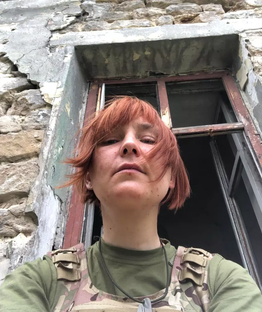 EXCLUSIV. Viața nouă a unei femei blânde care acum luptă în Ucraina și filmează un documentar. Când a văzut copii dezmembrați și jucării acoperite de sânge, s-a oferit voluntar în Garda Națională
