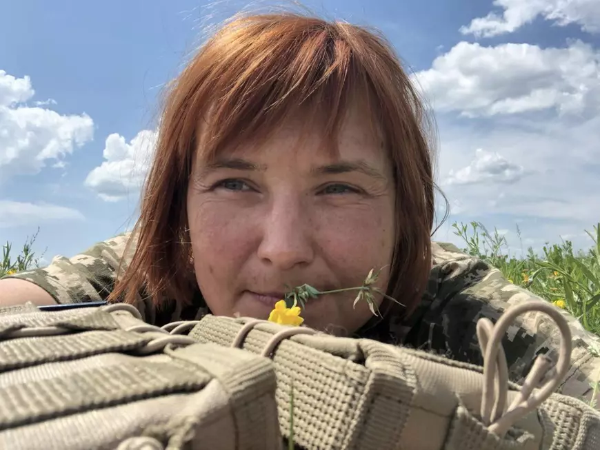 EXCLUSIV. Viața nouă a unei femei blânde care acum luptă în Ucraina și filmează un documentar. Când a văzut copii dezmembrați și jucării acoperite de sânge, s-a oferit voluntar în Garda Națională