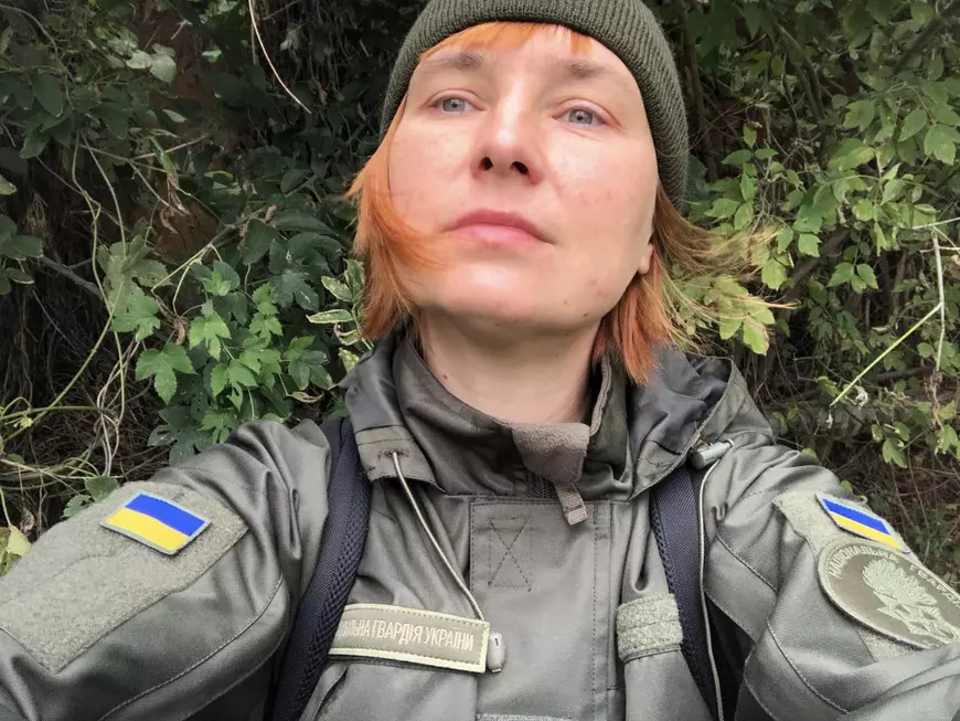 EXCLUSIV. Viața nouă a unei femei blânde care acum luptă în Ucraina și filmează un documentar. Când a văzut copii dezmembrați și jucării acoperite de sânge, s-a oferit voluntar în Garda Națională