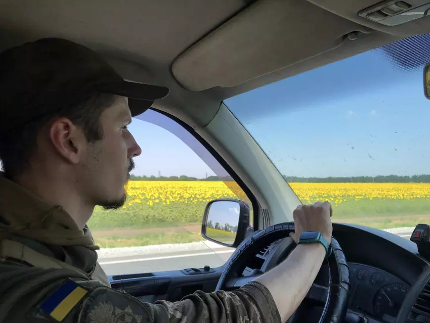 EXCLUSIV. Viața nouă a unei femei blânde care acum luptă în Ucraina și filmează un documentar. Când a văzut copii dezmembrați și jucării acoperite de sânge, s-a oferit voluntar în Garda Națională