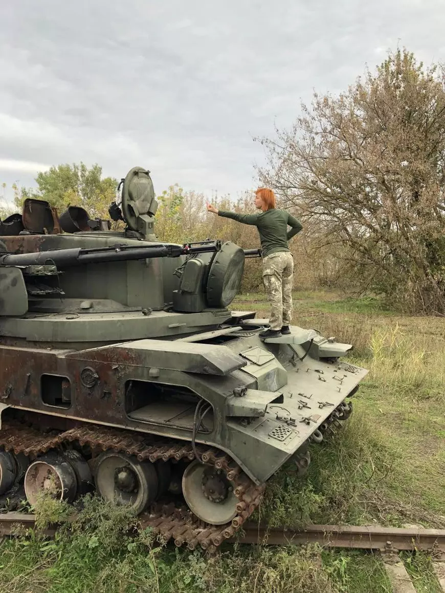 EXCLUSIV. Viața nouă a unei femei blânde care acum luptă în Ucraina și filmează un documentar. Când a văzut copii dezmembrați și jucării acoperite de sânge, s-a oferit voluntar în Garda Națională