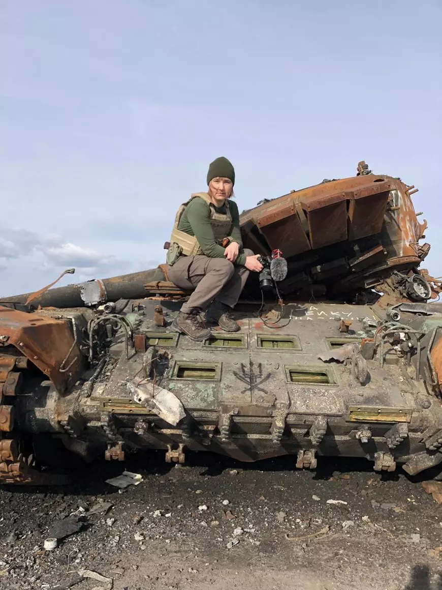 EXCLUSIV. Viața nouă a unei femei blânde care acum luptă în Ucraina și filmează un documentar. Când a văzut copii dezmembrați și jucării acoperite de sânge, s-a oferit voluntar în Garda Națională