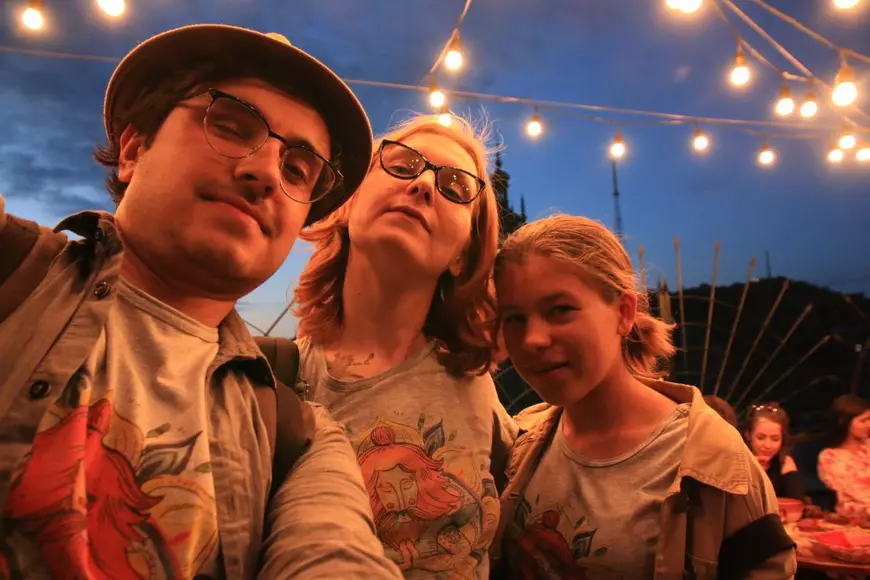 EXCLUSIV. Viața nouă a unei femei blânde care acum luptă în Ucraina și filmează un documentar. Când a văzut copii dezmembrați și jucării acoperite de sânge, s-a oferit voluntar în Garda Națională