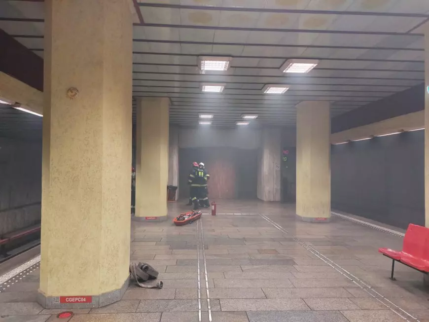 Degajare puternică de fum la staţia de metrou Costin Georgian. Călătorii au fost evacuaţi