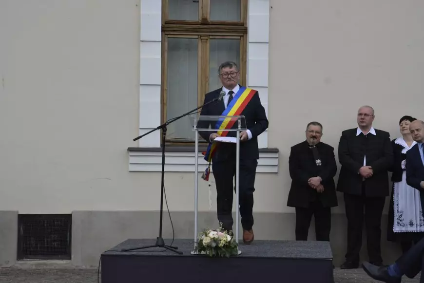 Scandal pe o inscripție în maghiară din Carei. Ministerul Culturii cere demolarea statuii unui poet maghiar, inaugurată de președinta Ungariei și Kelemen Hunor