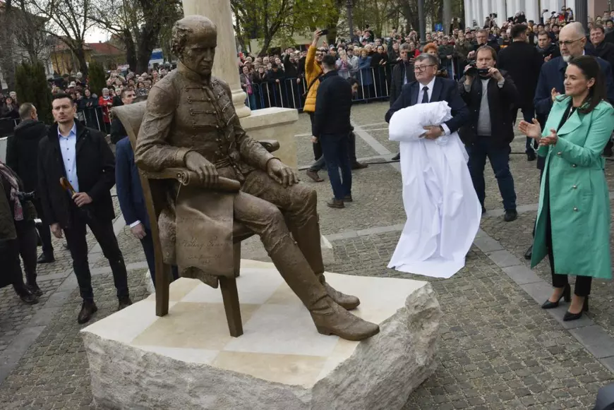 Scandal pe o inscripție în maghiară din Carei. Ministerul Culturii cere demolarea statuii unui poet maghiar, inaugurată de președinta Ungariei și Kelemen Hunor