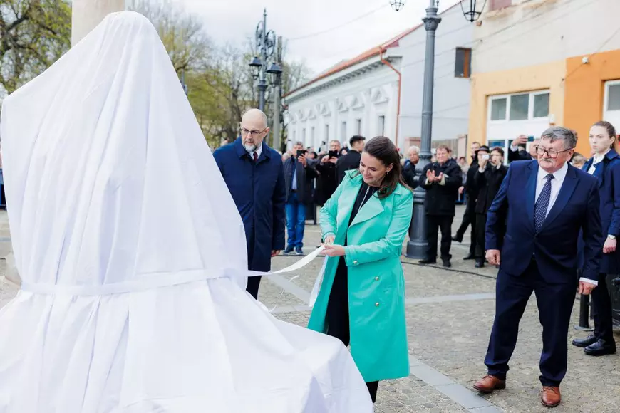 Scandal pe o inscripție în maghiară din Carei. Ministerul Culturii cere demolarea statuii unui poet maghiar, inaugurată de președinta Ungariei și Kelemen Hunor