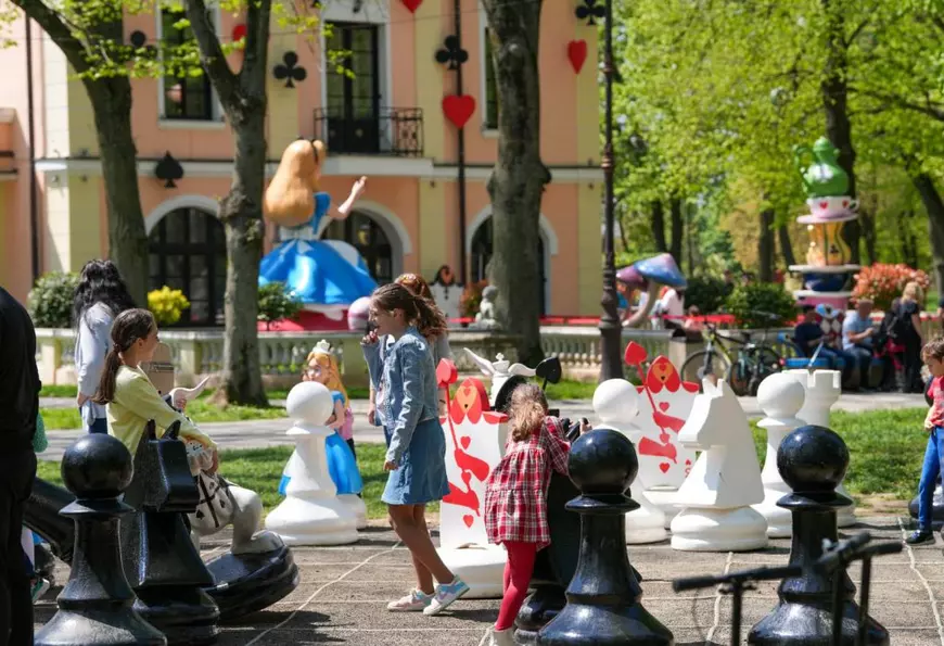 Oamenii și conexiunile din spatele firmei care a primit de la Primăria Craiova, fără licitație, contractul pentru decorațiunile de la Târgul de Paște