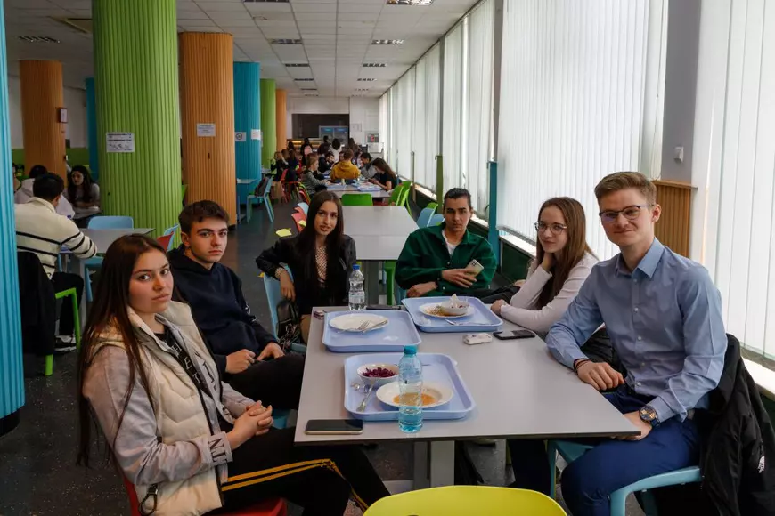 Nu doar seniorii își schimbă meniul din cauza inflației. Cât îi costă pe studenți să mănânce la o cantină universitară