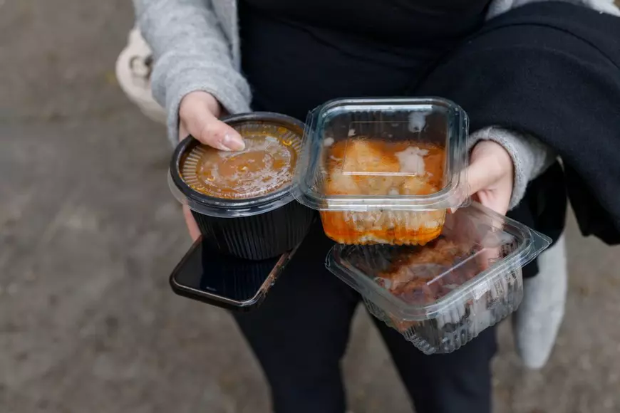 Nu doar seniorii își schimbă meniul din cauza inflației. Cât îi costă pe studenți să mănânce la o cantină universitară