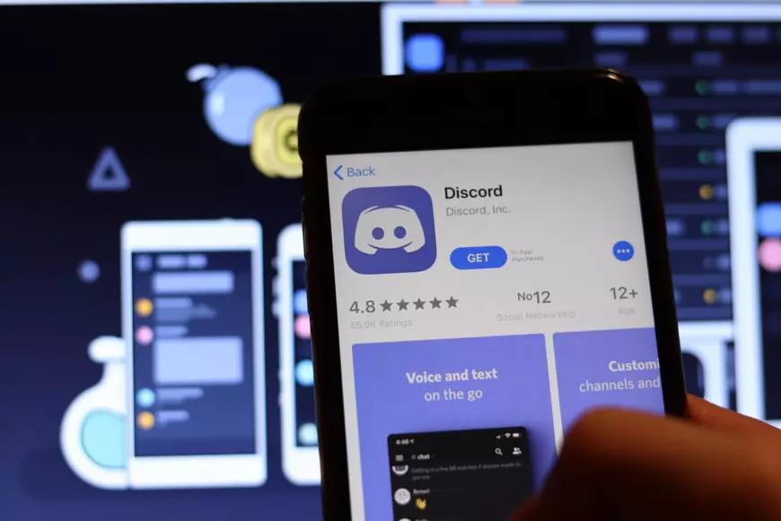 Reţele de socializare mai puţin cunoscute - Imagine cu iconiţa reţelei de socializare Discord dintr-un magazin de aplicaţii, pe un telefon.
