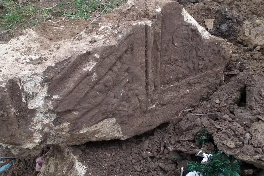 Autoritățile din Alba, după ce un gropar a spart cu excavatorul un sarcofag roman din epoca lui Traian: „Ce înseamnă valoare universală? Că vin marțienii să vadă sarcofagul?”