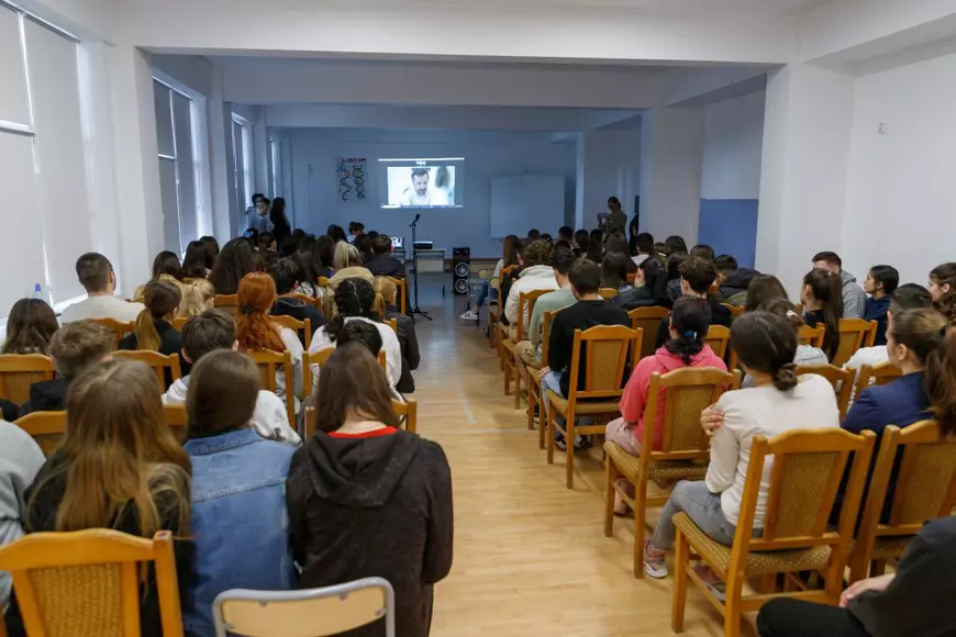 Elevă din județul Iași către un reputat cercetător de la Cambridge: „Mama mea este bolnavă de cancer și nimic nu funcționează...” 