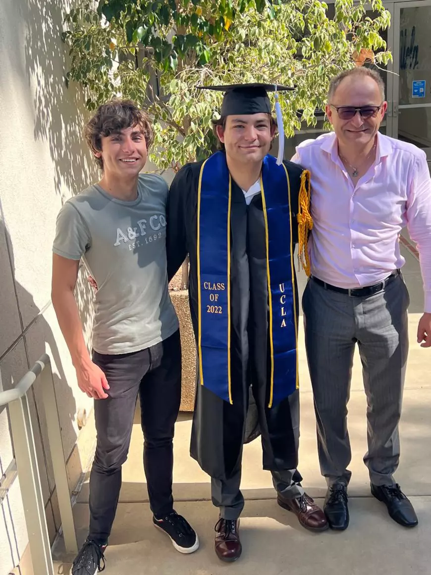 REPORTAJ DIN CALIFORNIA. Doi medici români din SUA, recunoscători facultății din țară și programelor dure de rezidențiat din SUA, povestesc cum astăzi „și aici, în America, noua generație de rezidenți a început să rupă ușa la ora 5”