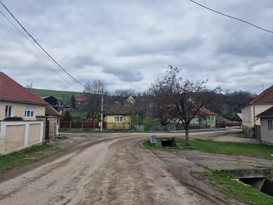 REPORTAJ. Liniștea de după furtună în satul din Covasna unde o fată a trăit 10 ani legată în lanțuri. „Sunt mulți care ar trebui întrebați. Au știut și n-au făcut nimic”