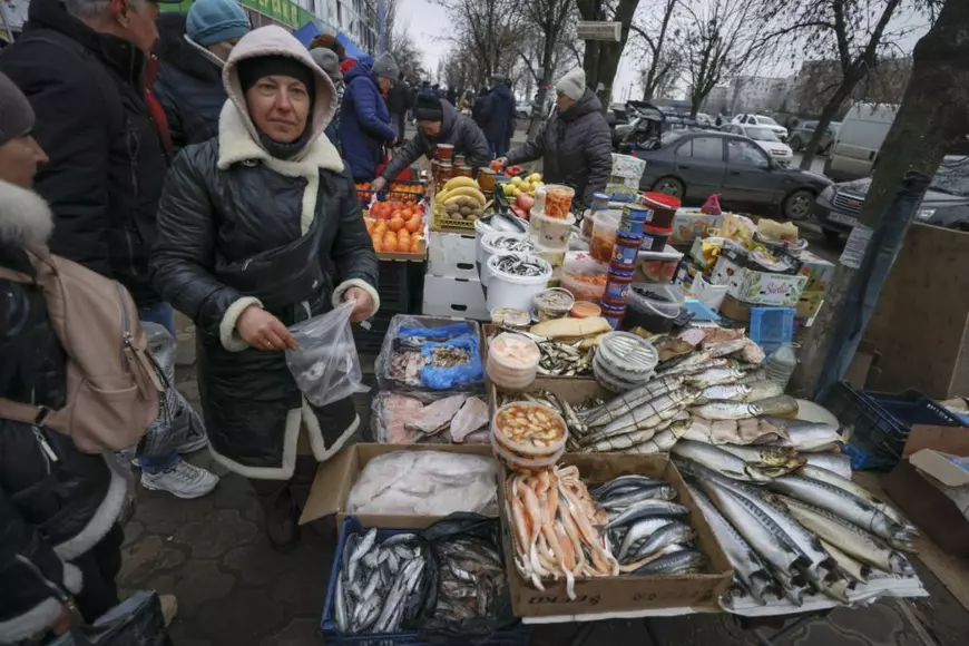 „Uneori trebuie să dai o raită prin tomberoane pentru mâncare”. Viața în Mariupol, orașul ucrainean aflat de un an sub ocupație rusă