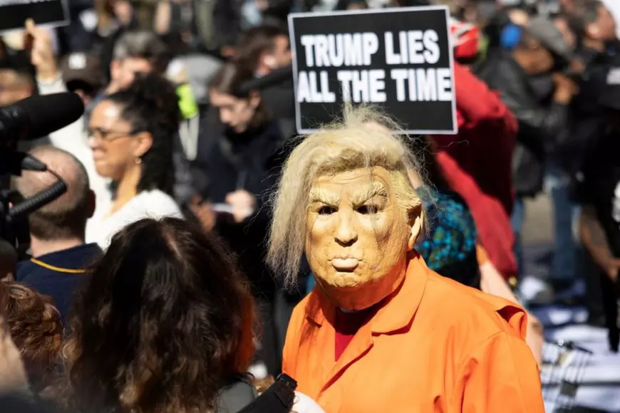 Imaginile unei zile istorice: inculparea fostului președinte Donald Trump, în fața unei Americi uluite