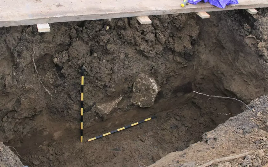 Autoritățile din Alba, după ce un gropar a spart cu excavatorul un sarcofag roman din epoca lui Traian: „Ce înseamnă valoare universală? Că vin marțienii să vadă sarcofagul?”
