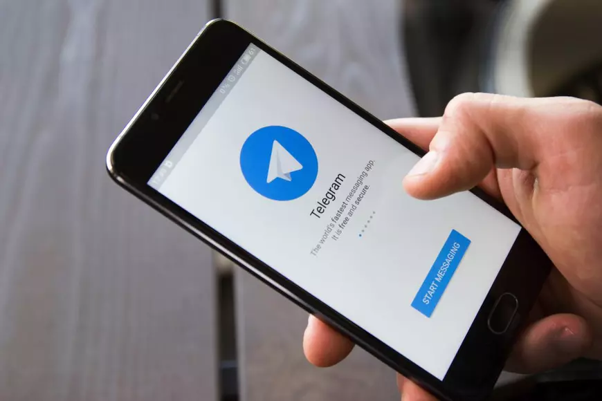 Reţele de socializare mai puţin cunoscute - Imagine cu pagina de pornire a platformei Telegram, pe un telefon
