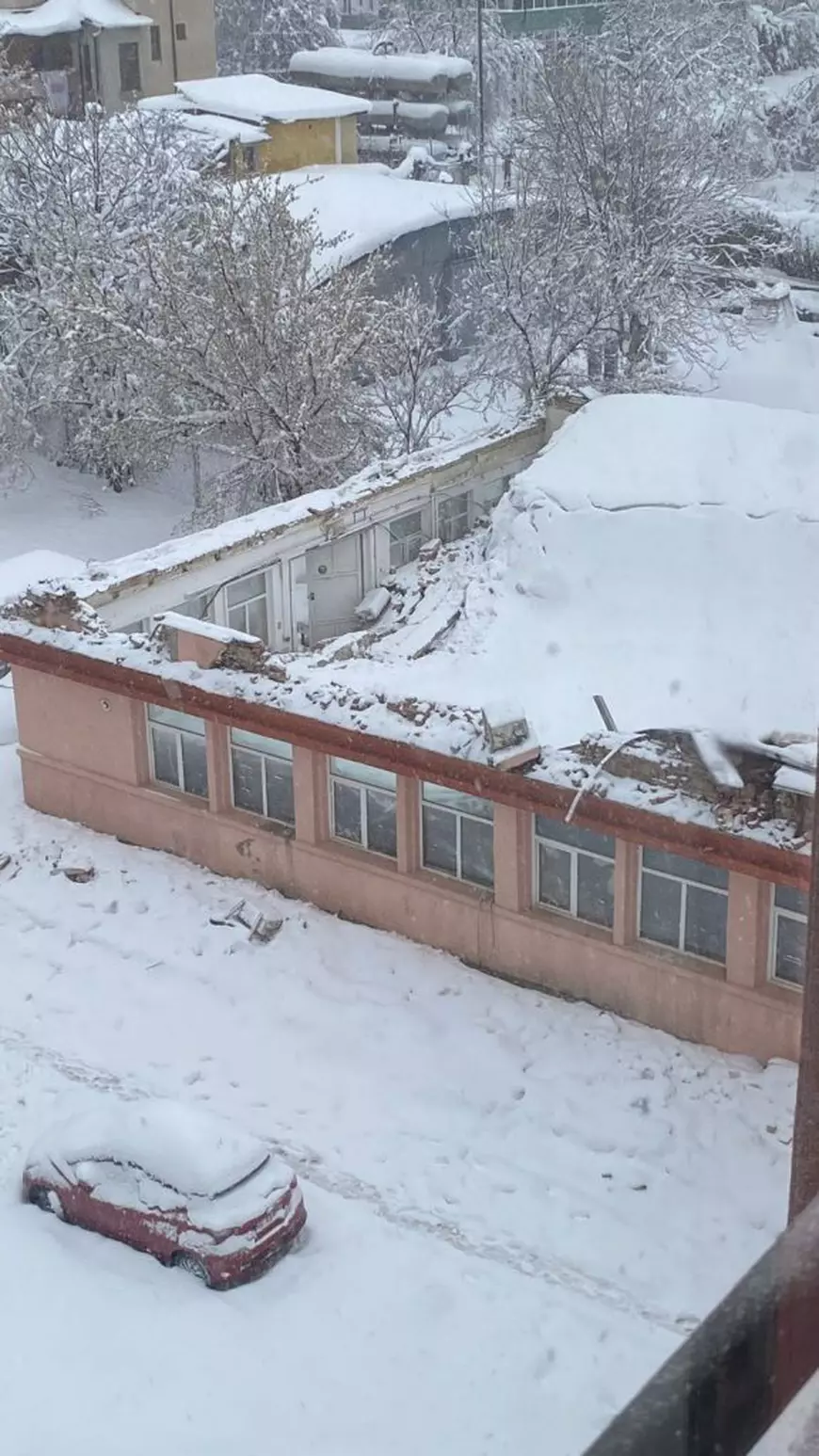 Acoperișul tipografiei Universității din Iași s-a prăbușit peste aparatură, din cauza zăpezii | FOTO