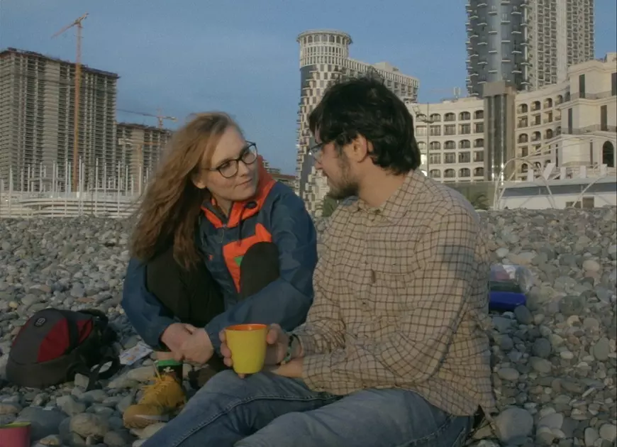 EXCLUSIV. Viața nouă a unei femei blânde care acum luptă în Ucraina și filmează un documentar. Când a văzut copii dezmembrați și jucării acoperite de sânge, s-a oferit voluntar în Garda Națională