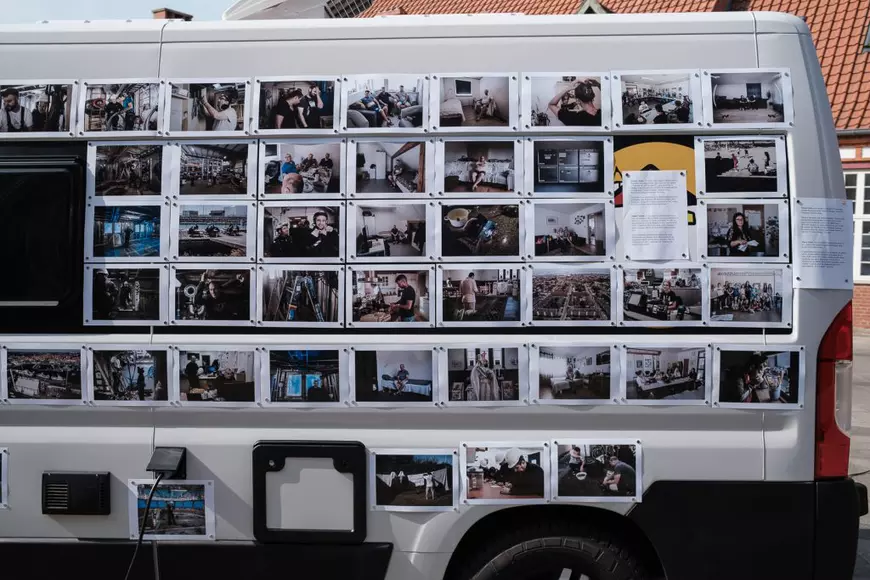 O mamă din diaspora: „M-au șocat comentariile venite pe internet din România la adresa fetei mele, adolescentă din Danemarca, în care i se reproșa că și-a luat rujuri din primul salariu. Aici, tinerii lucrează și de la 15 ani”