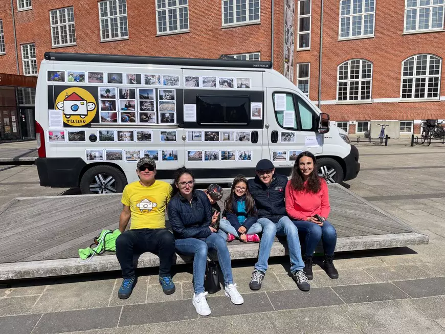 O mamă din diaspora: „M-au șocat comentariile venite pe internet din România la adresa fetei mele, adolescentă din Danemarca, în care i se reproșa că și-a luat rujuri din primul salariu. Aici, tinerii lucrează și de la 15 ani”