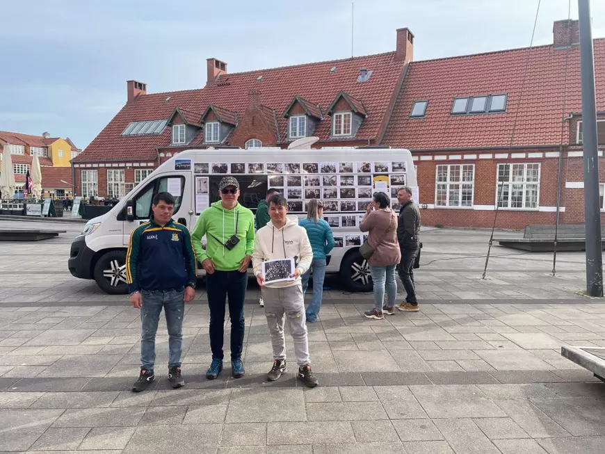 O mamă din diaspora: „M-au șocat comentariile venite pe internet din România la adresa fetei mele, adolescentă din Danemarca, în care i se reproșa că și-a luat rujuri din primul salariu. Aici, tinerii lucrează și de la 15 ani”