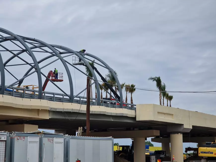 Podul neterminat, construit pe grinzi degradate, care se leagă cu autostrada spre Marea Neagră, s-a împodobit cu palmieri. Autoarea: primăria lui Robert Negoiță